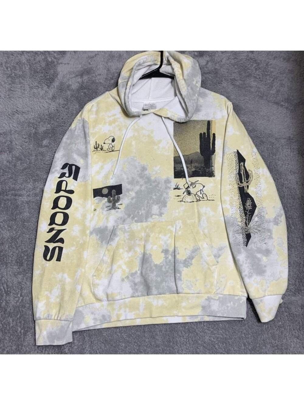 Peanuts Snoopy Hoodie Mens Medium Yellow Grey Tie Dye Desert Cactus Graphic Pull